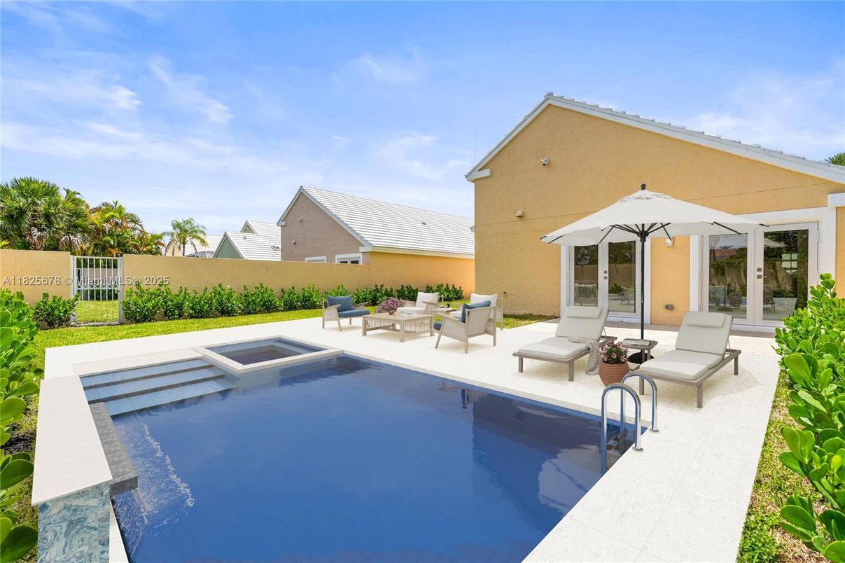 Exterior, Pool