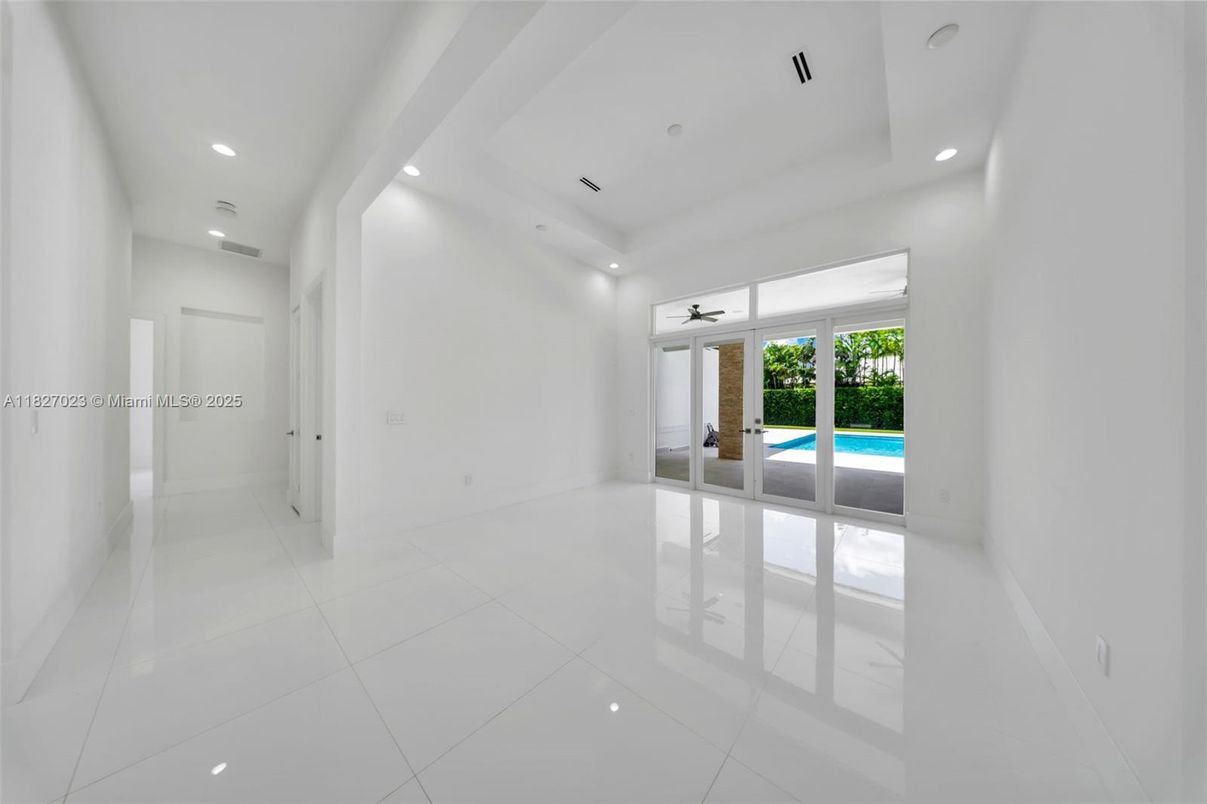 Empty room, Interior, Recessed Lighting