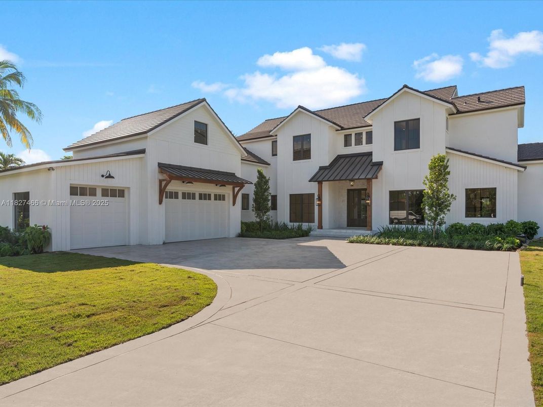 Attached, Exterior, Facade, Farmhouse