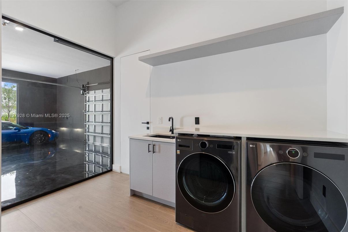 Interior, Washer, Wood Texture Flooring