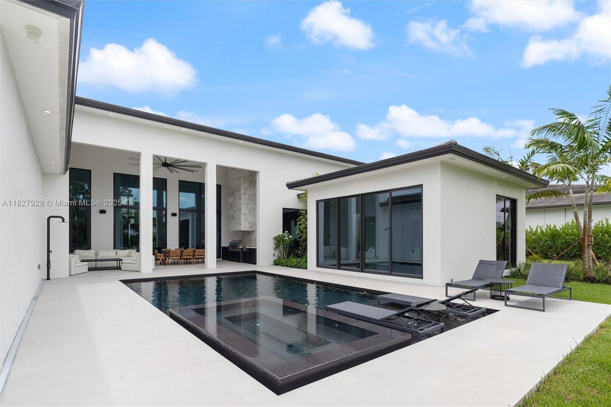 Exterior, Pool