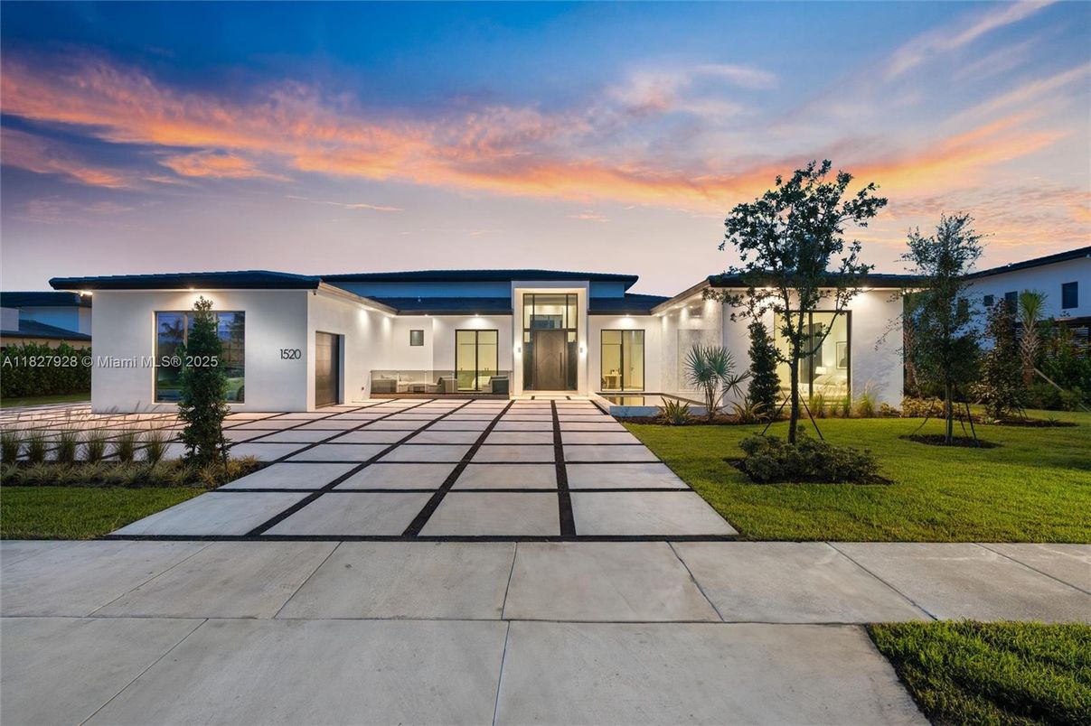 Backyard, Exterior, Facade, Modern