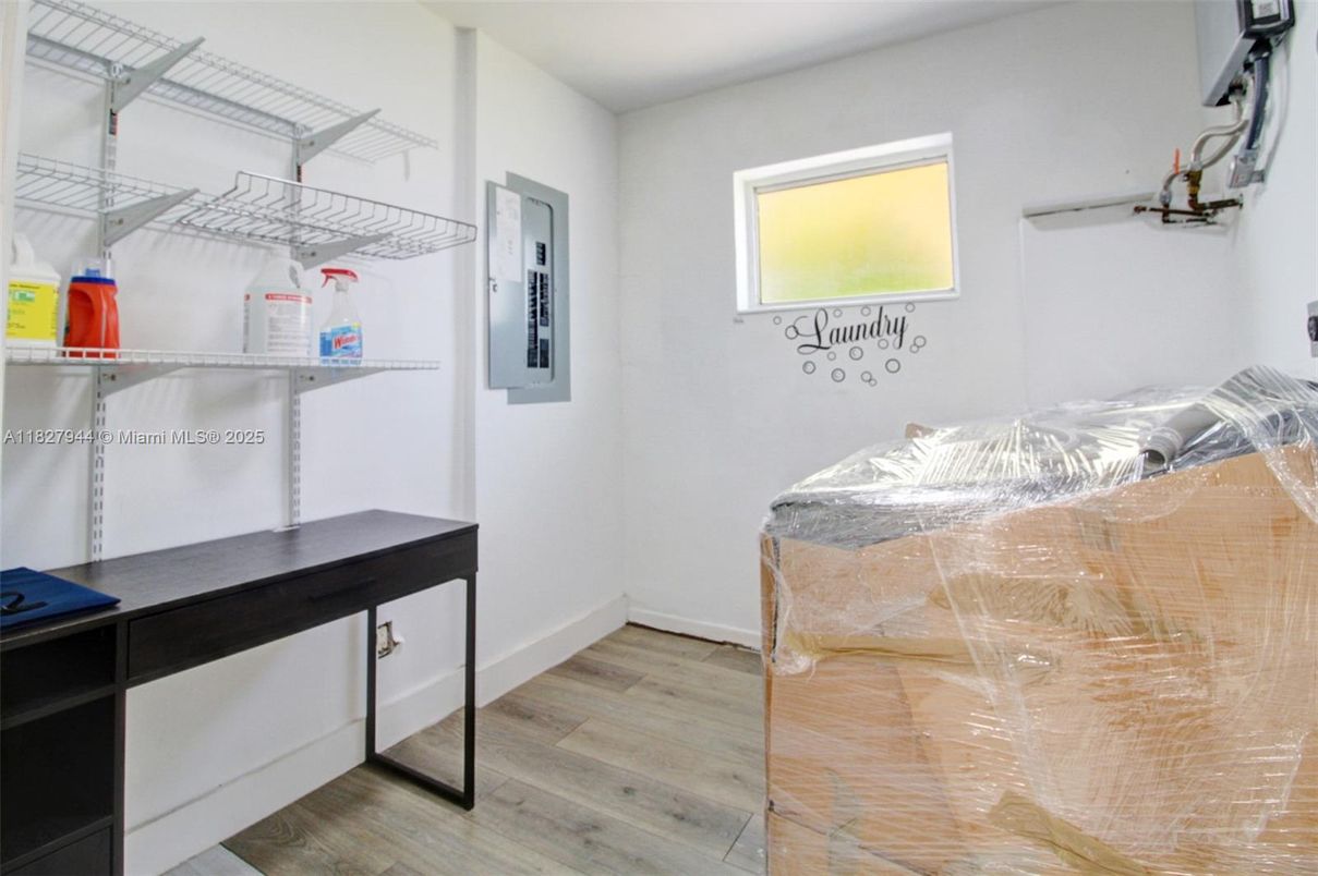 Interior, Walk-in Closets, Wood Texture Flooring