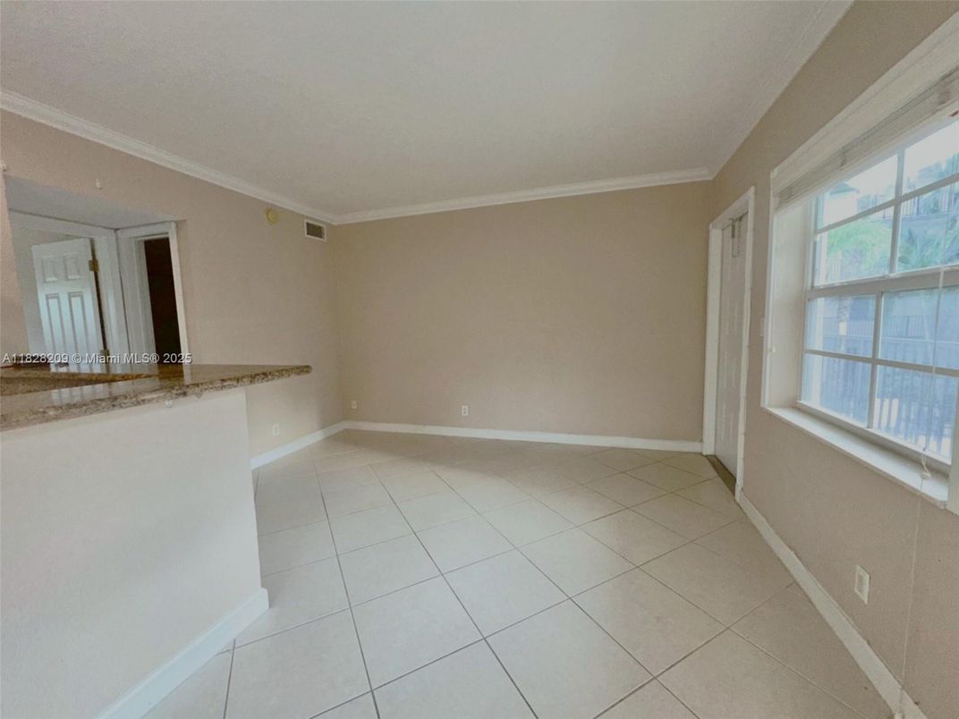 Empty room, Interior