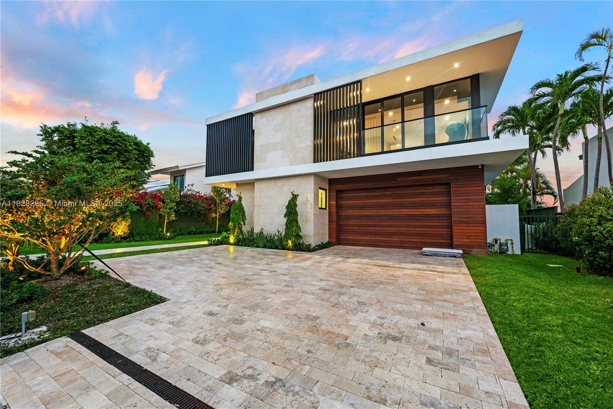 Attached, Backyard, Exterior, Facade, Modern