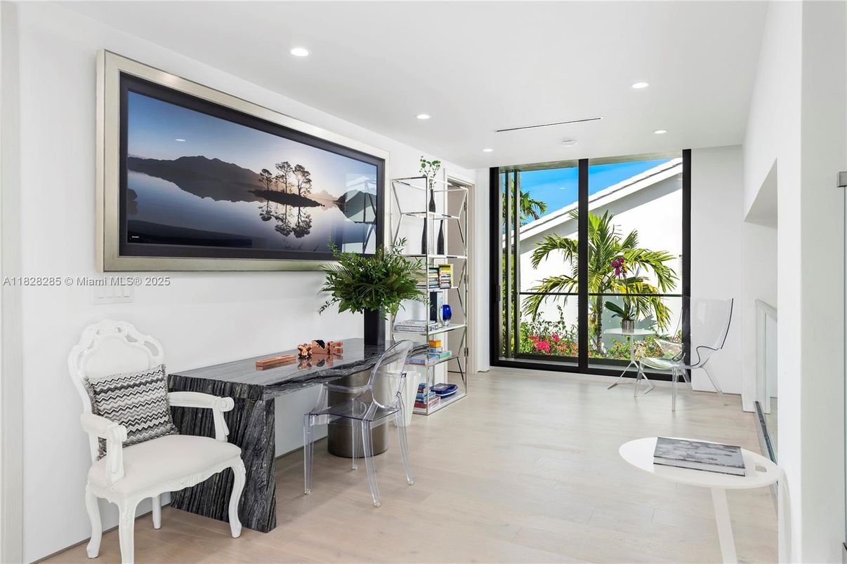 Interior, Recessed Lighting, Wood Texture Flooring