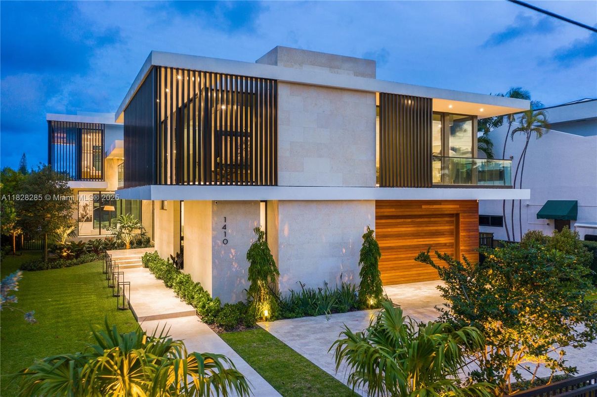 Backyard, Exterior, Facade, Modern