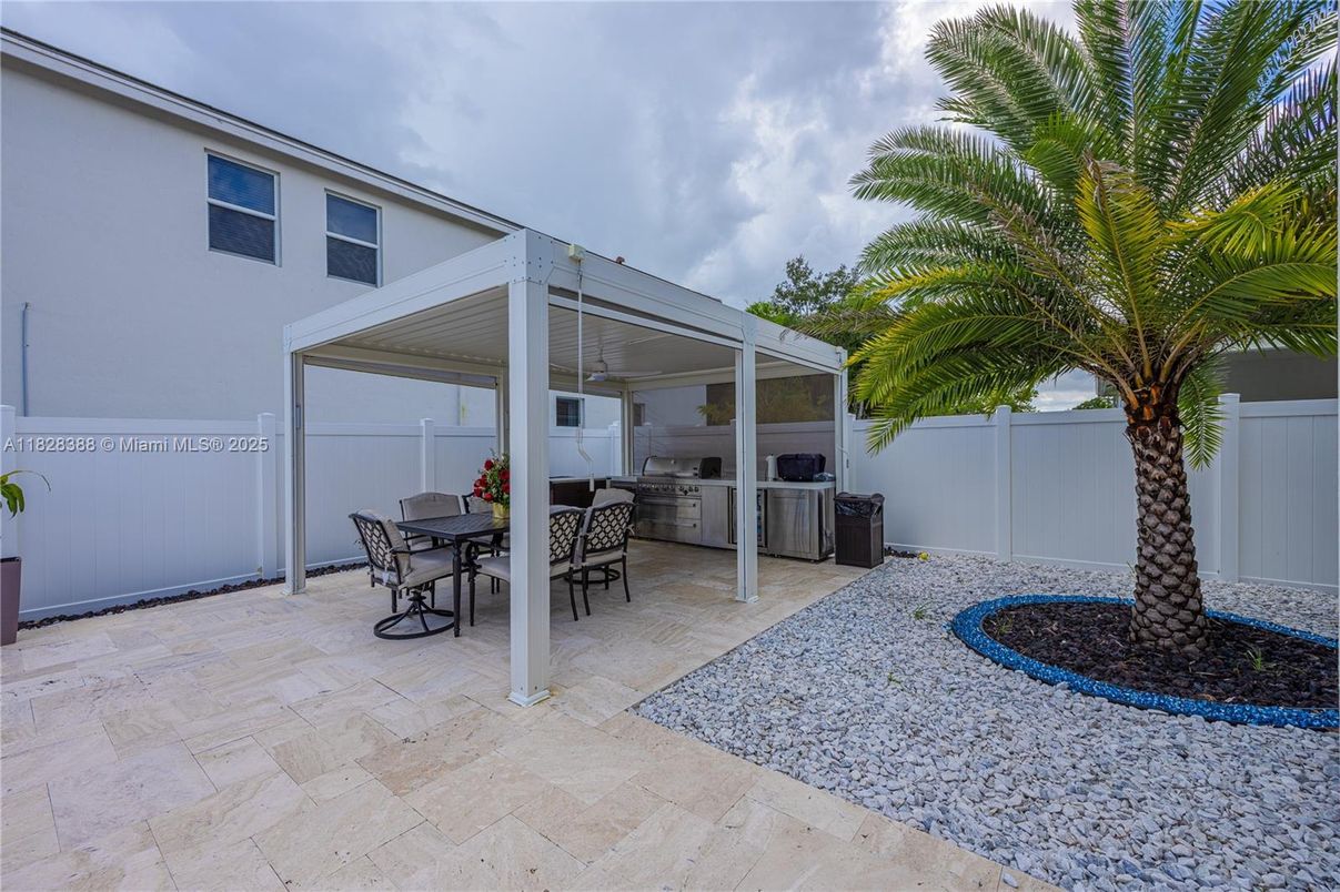 Exterior, Outdoor Kitchen