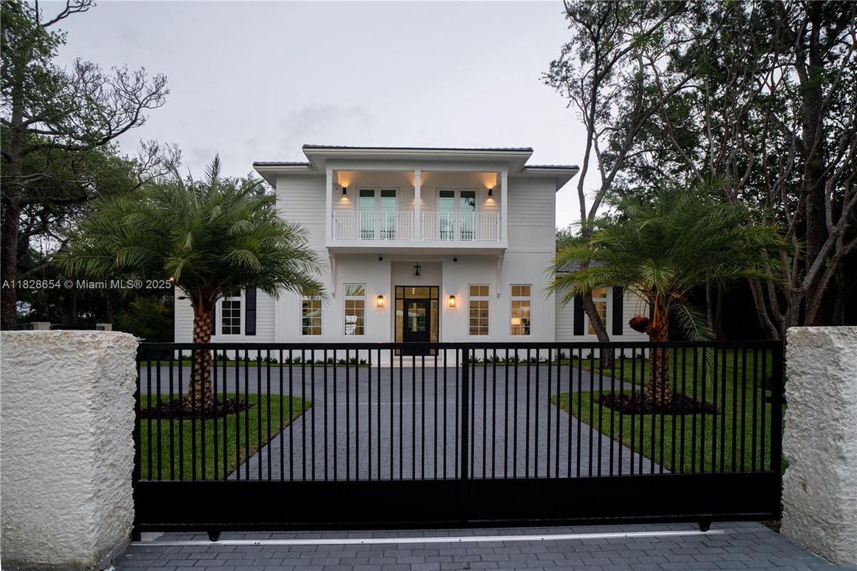 Exterior, Facade, Modern