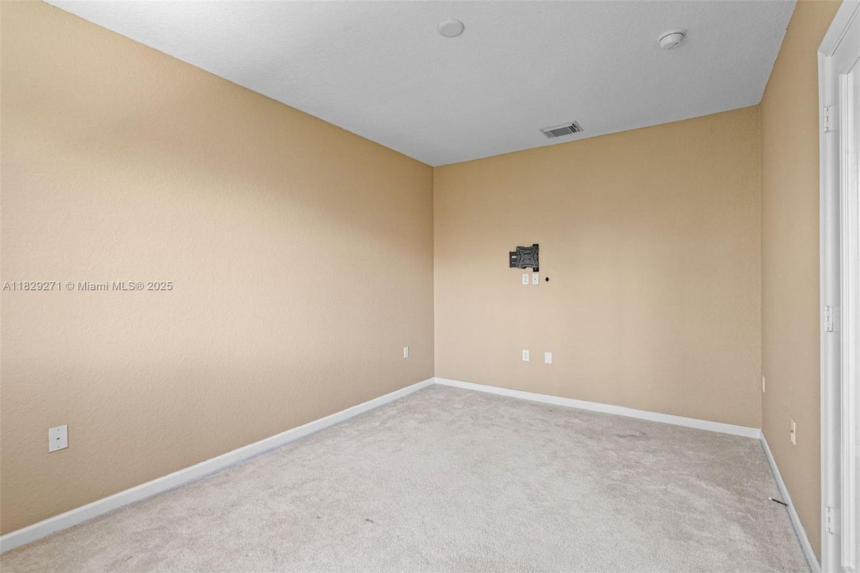 Empty room, Interior