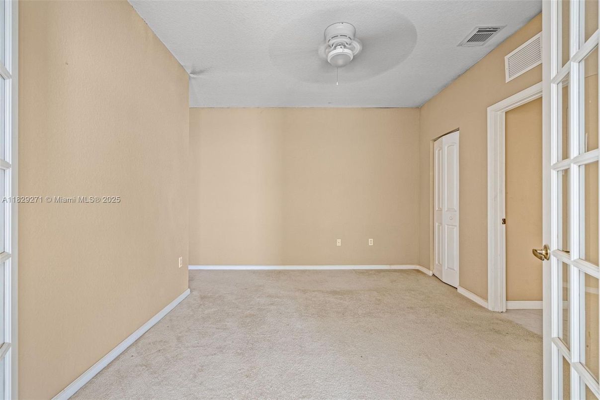 Empty room, Interior