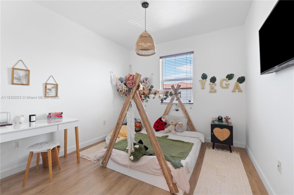 Interior, Pendant Lights, Wood Texture Flooring