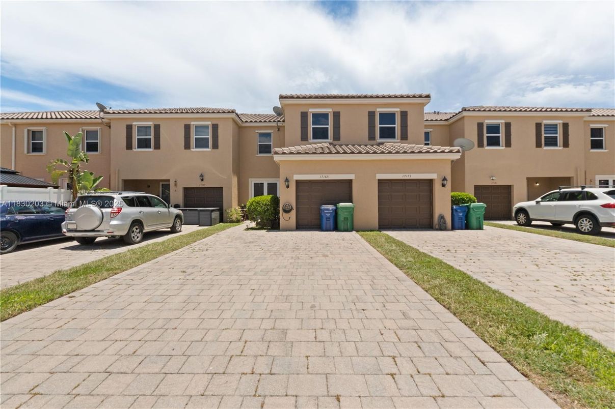 Attached, Exterior, Facade, Mediterranean