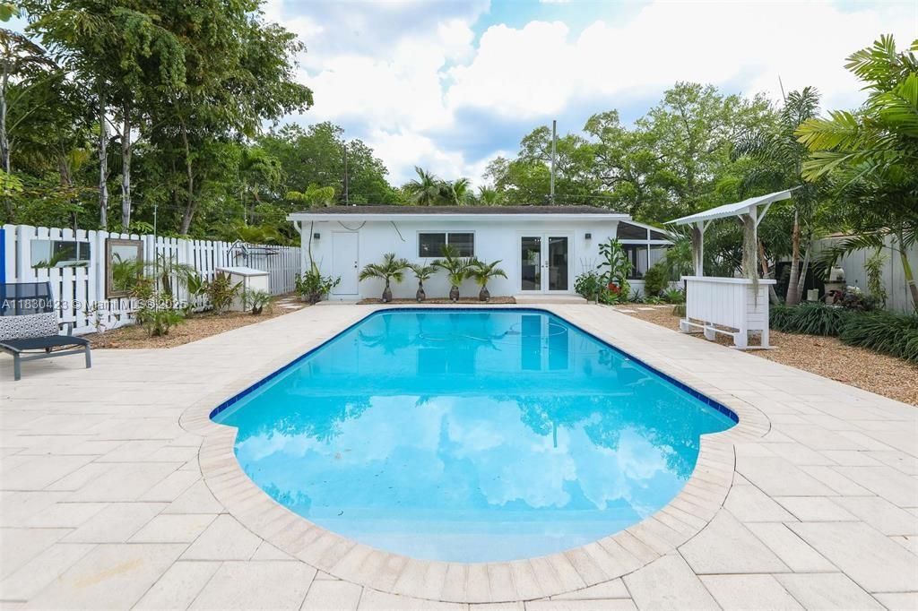 Exterior, Pool