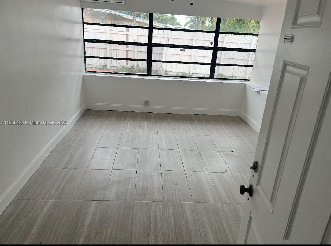 Empty room, Interior