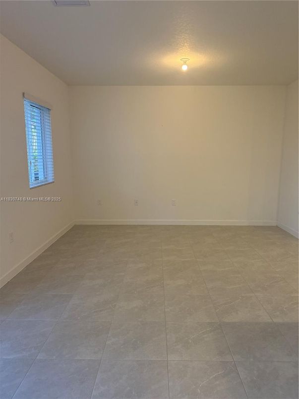 Empty room, Interior