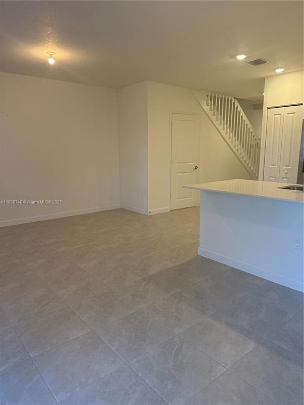 Empty room, Interior, Recessed Lighting