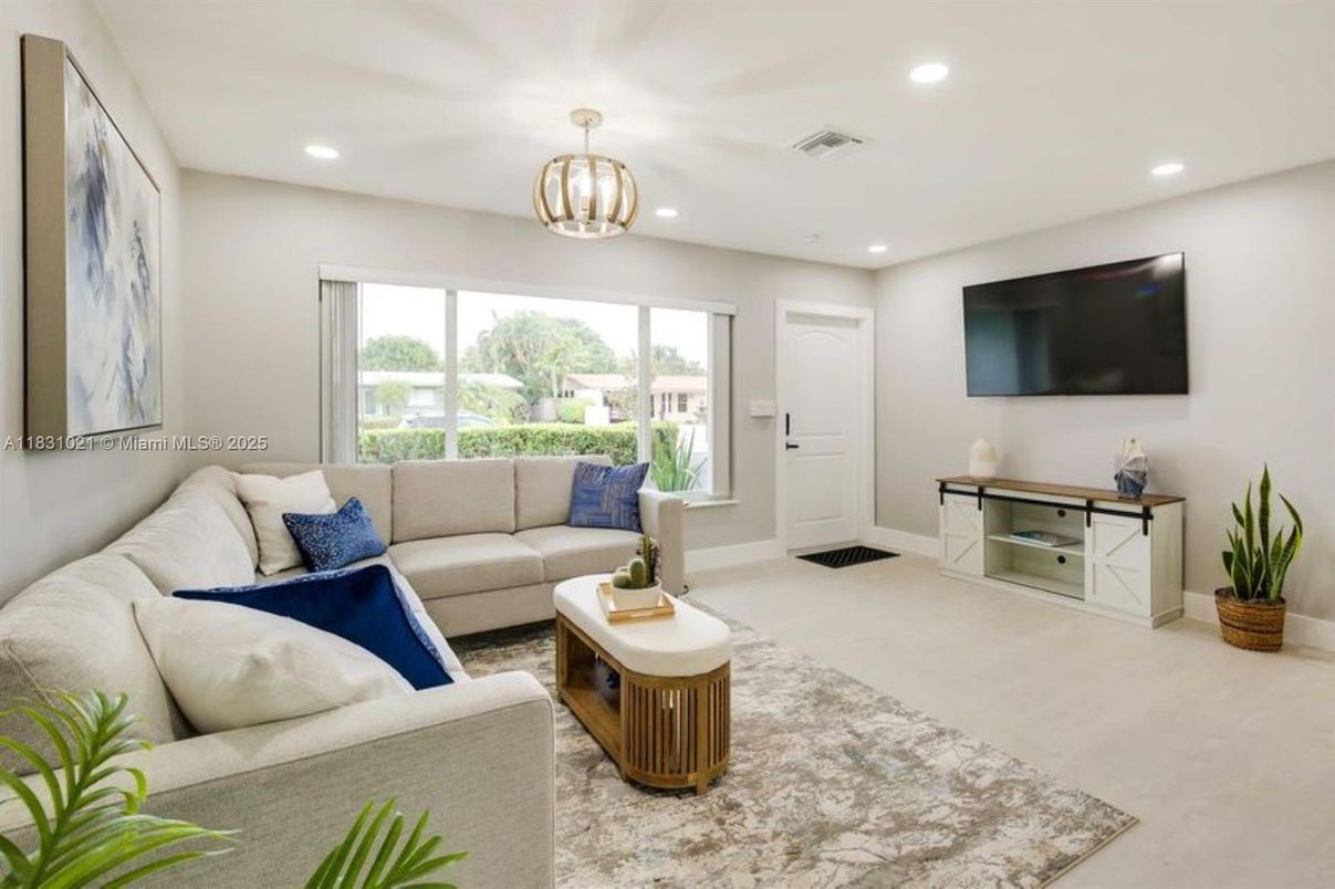 Interior, Living room, Pendant Lights, Recessed Lighting