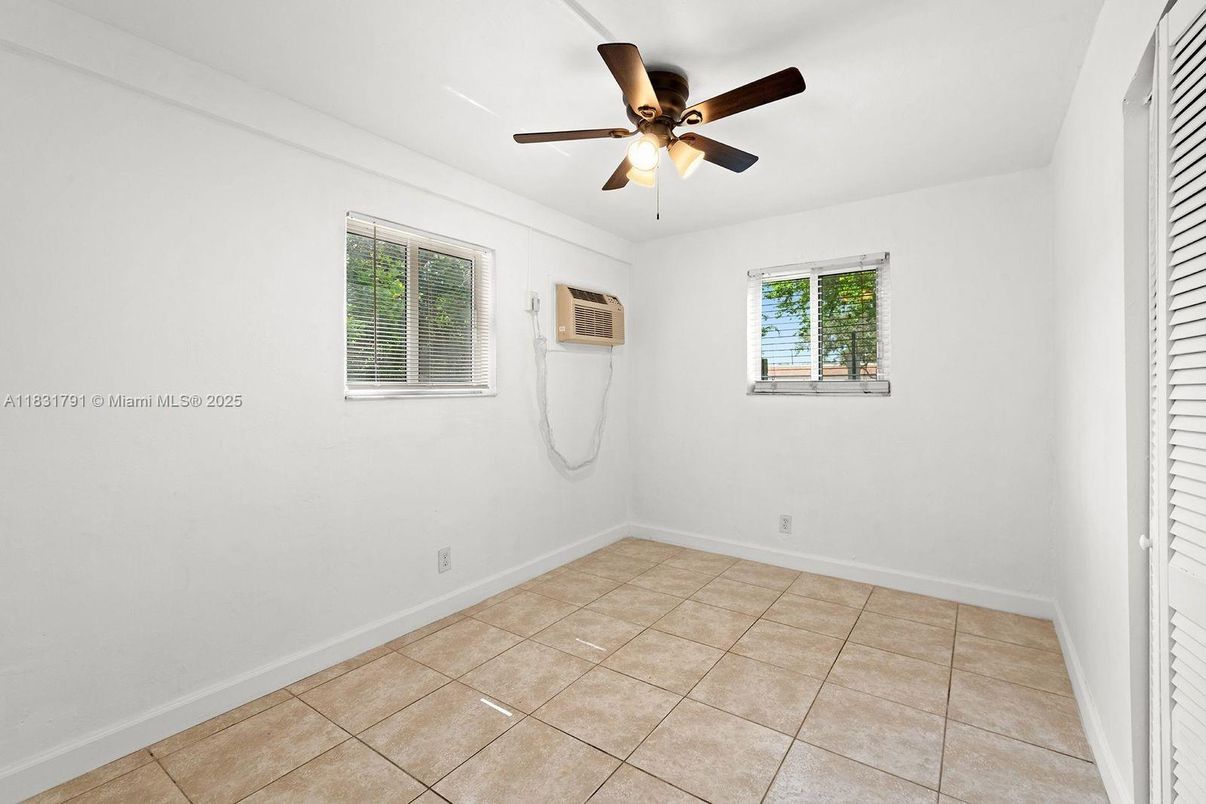 Empty room, Interior