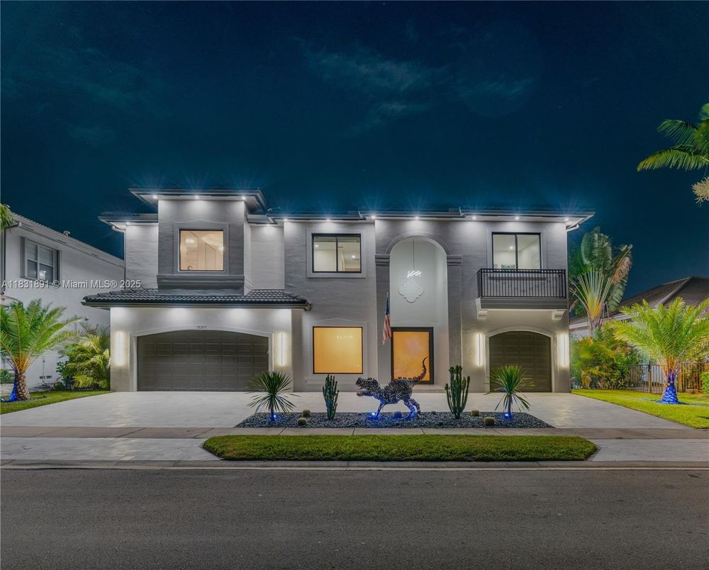 Attached, Exterior, Facade, Mediterranean