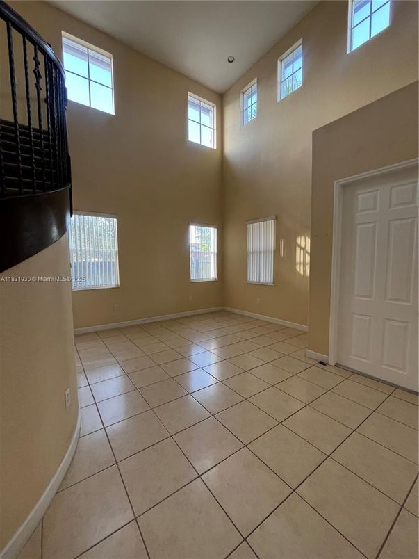 Empty room, Interior