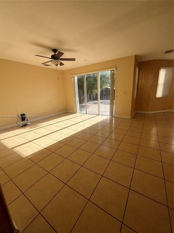 Empty room, Interior