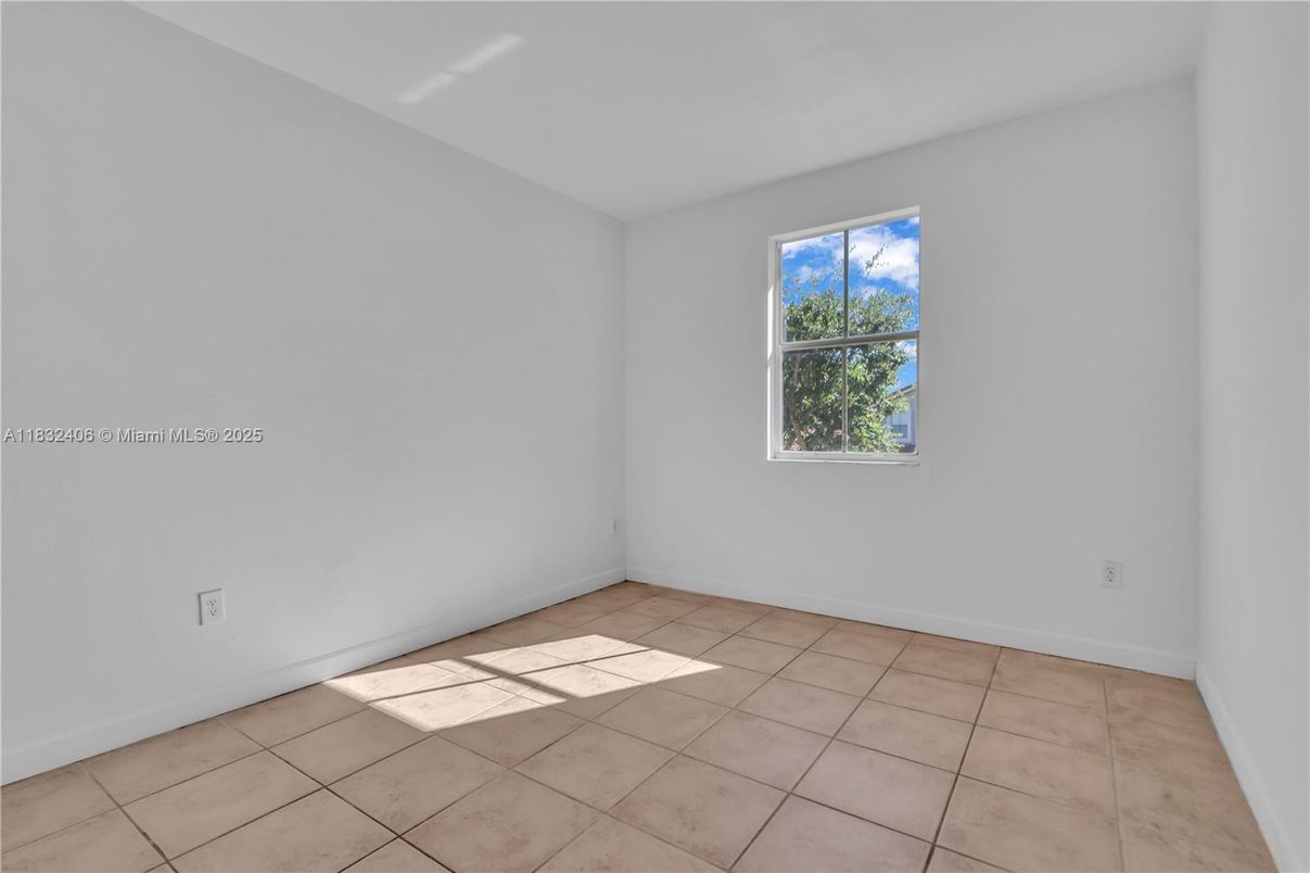 Empty room, Interior