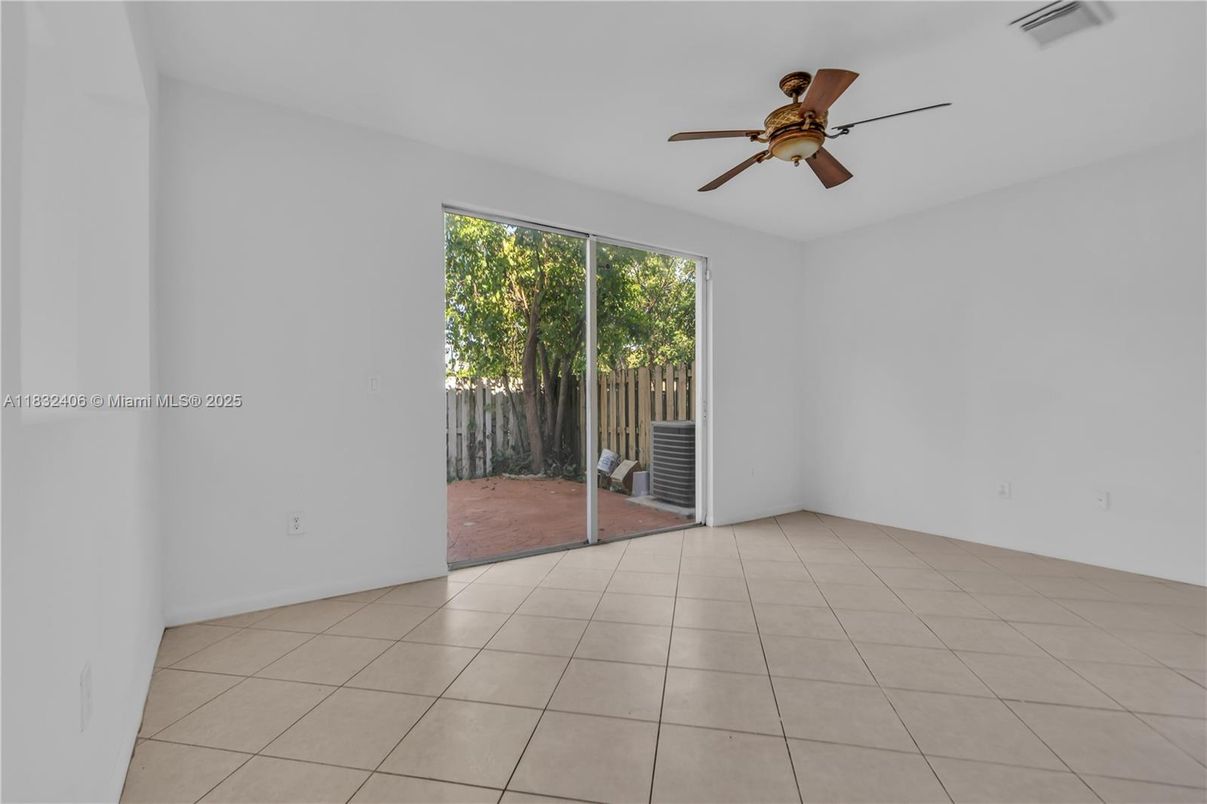 Empty room, Interior