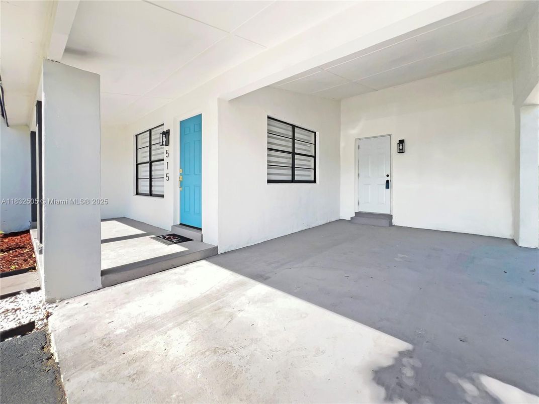 Empty room, Interior