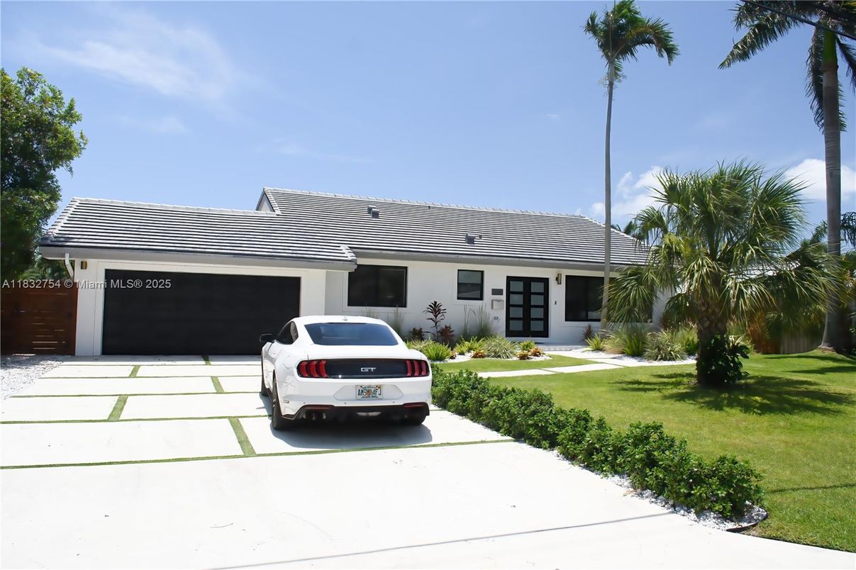 Attached, Exterior, Facade, Ranch