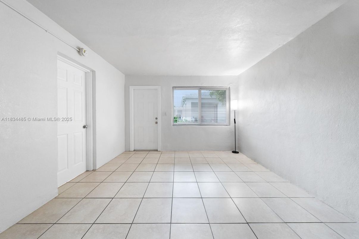 Empty room, Interior