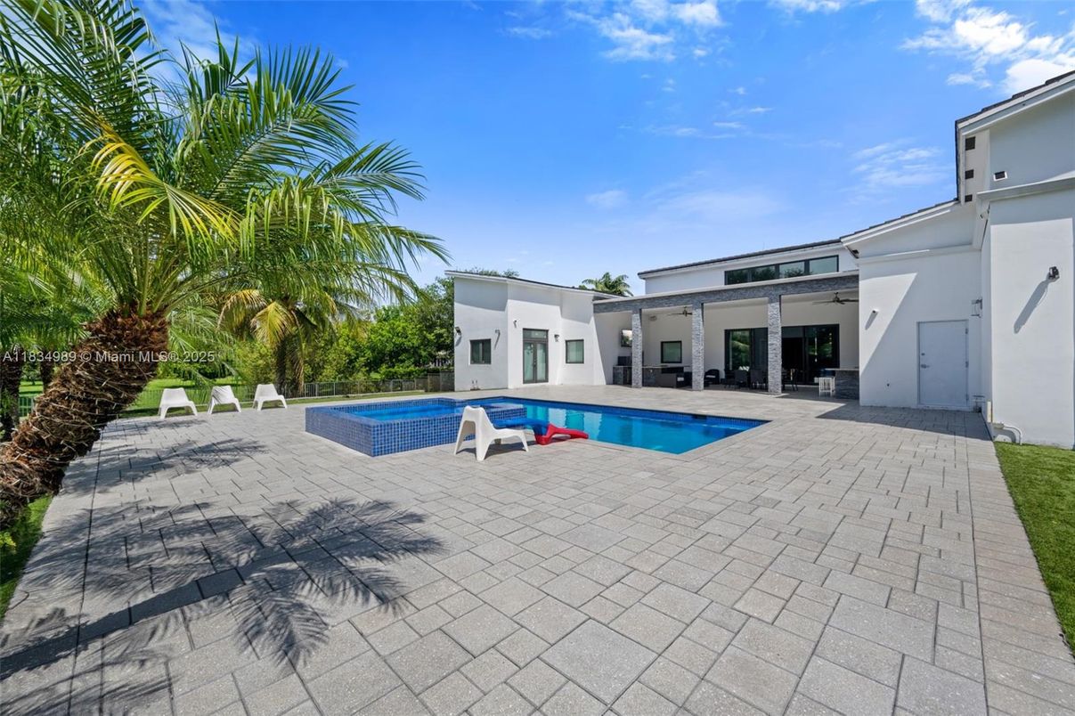 Exterior, Pool