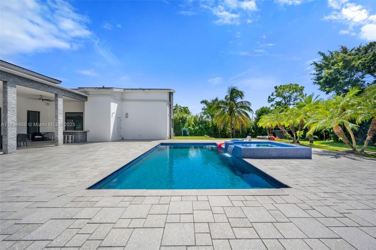 Exterior, Pool