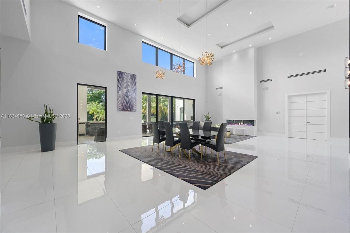 Chandelier, Dining room, Fireplace, Interior, Pendant Lights, Recessed Lighting