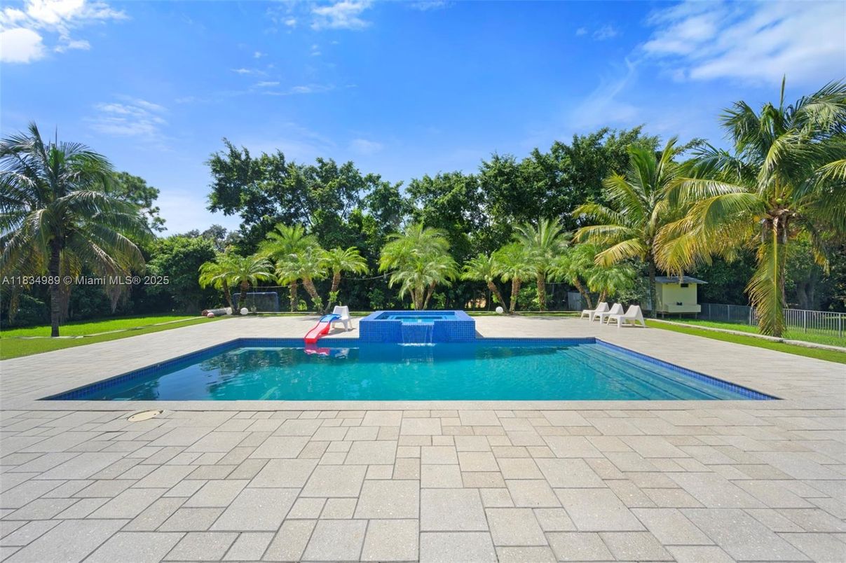 Exterior, Pool
