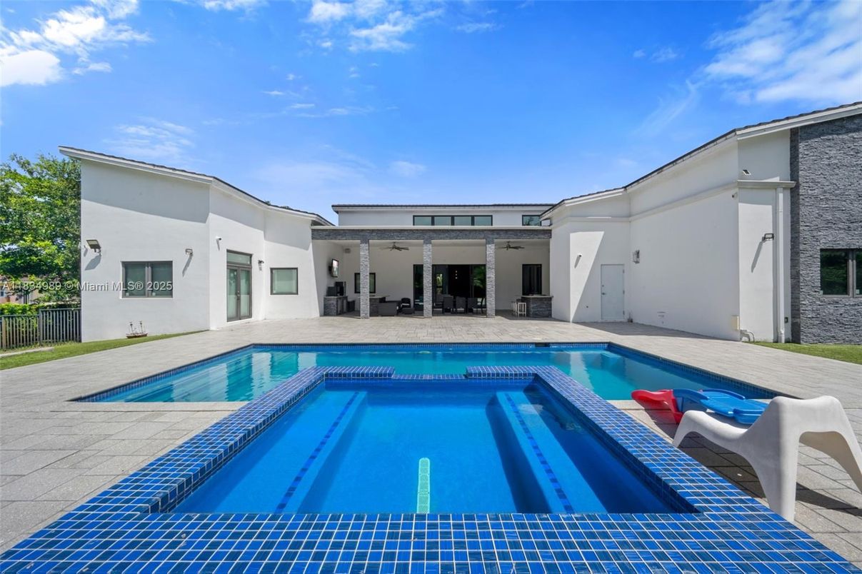 Exterior, Pool