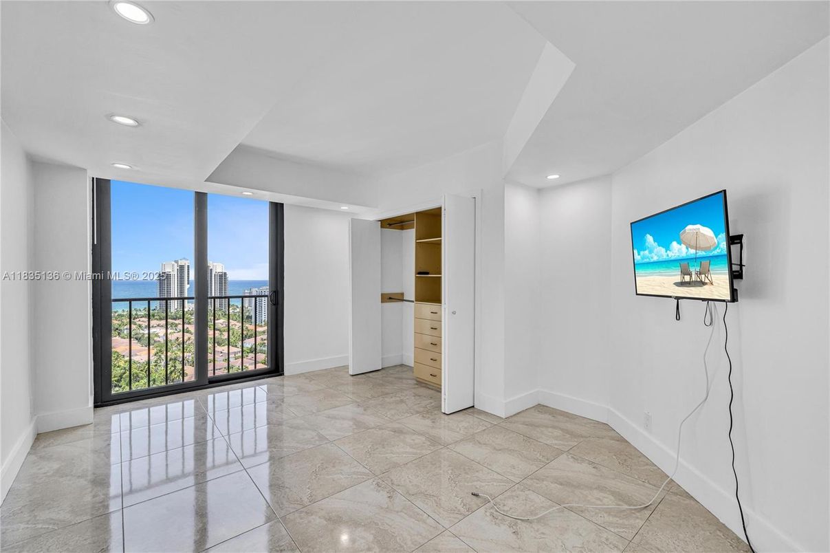 Empty room, Interior, Recessed Lighting, Water