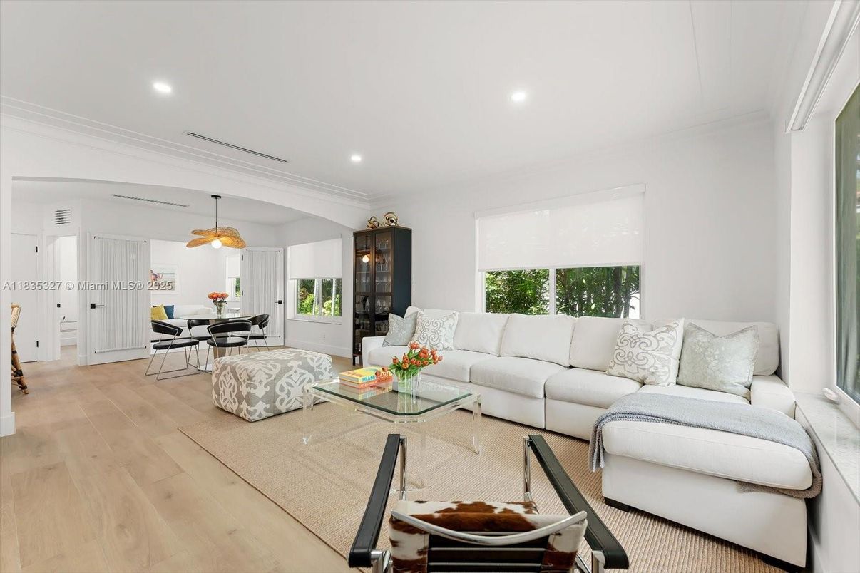 Dining room, Interior, Living room, Pendant Lights, Recessed Lighting, Wood Texture Flooring