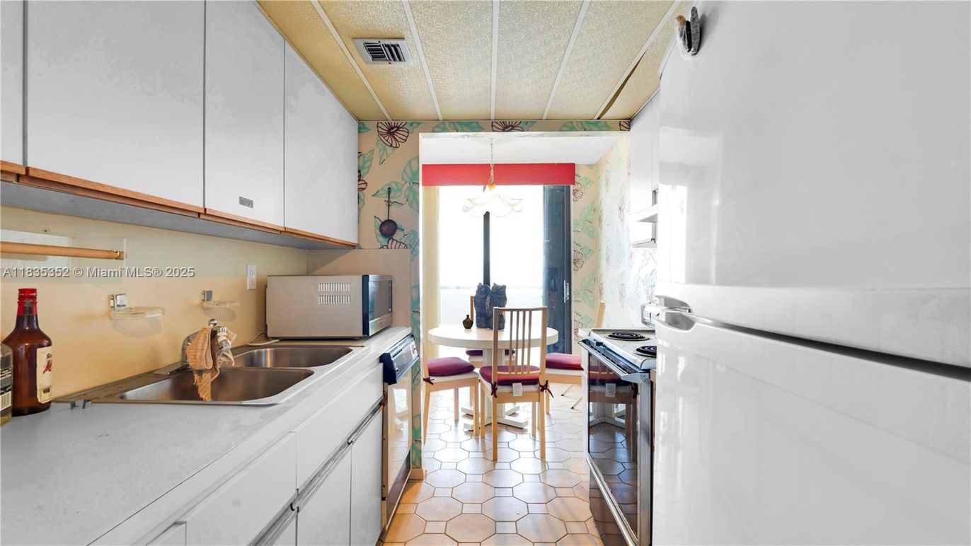 Chandelier, Dining room, Interior, Kitchen