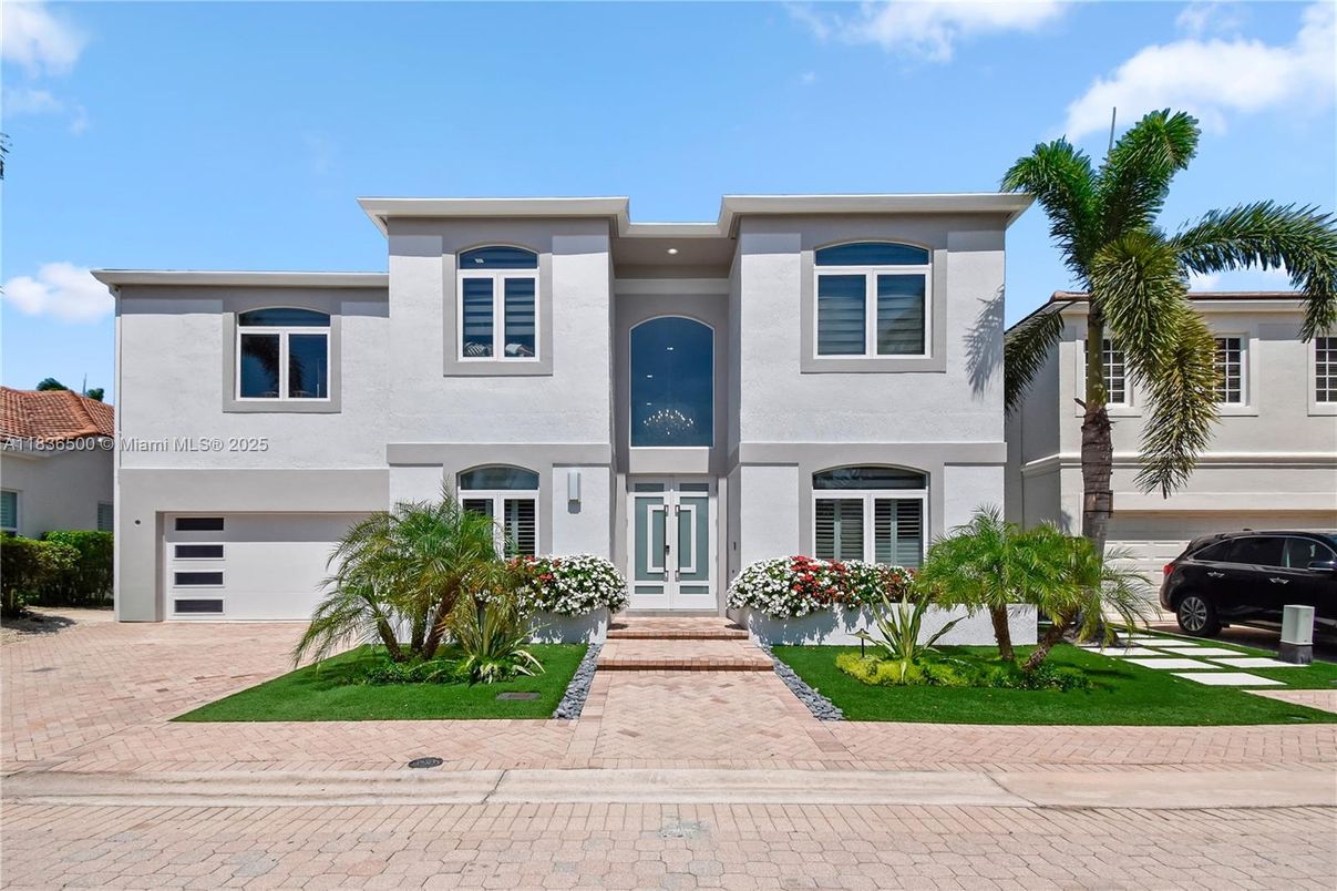 Attached, Exterior, Facade, Modern