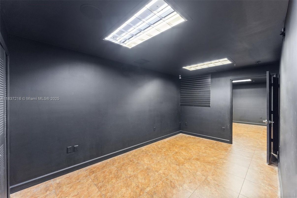 Empty room, Interior, Recessed Lighting