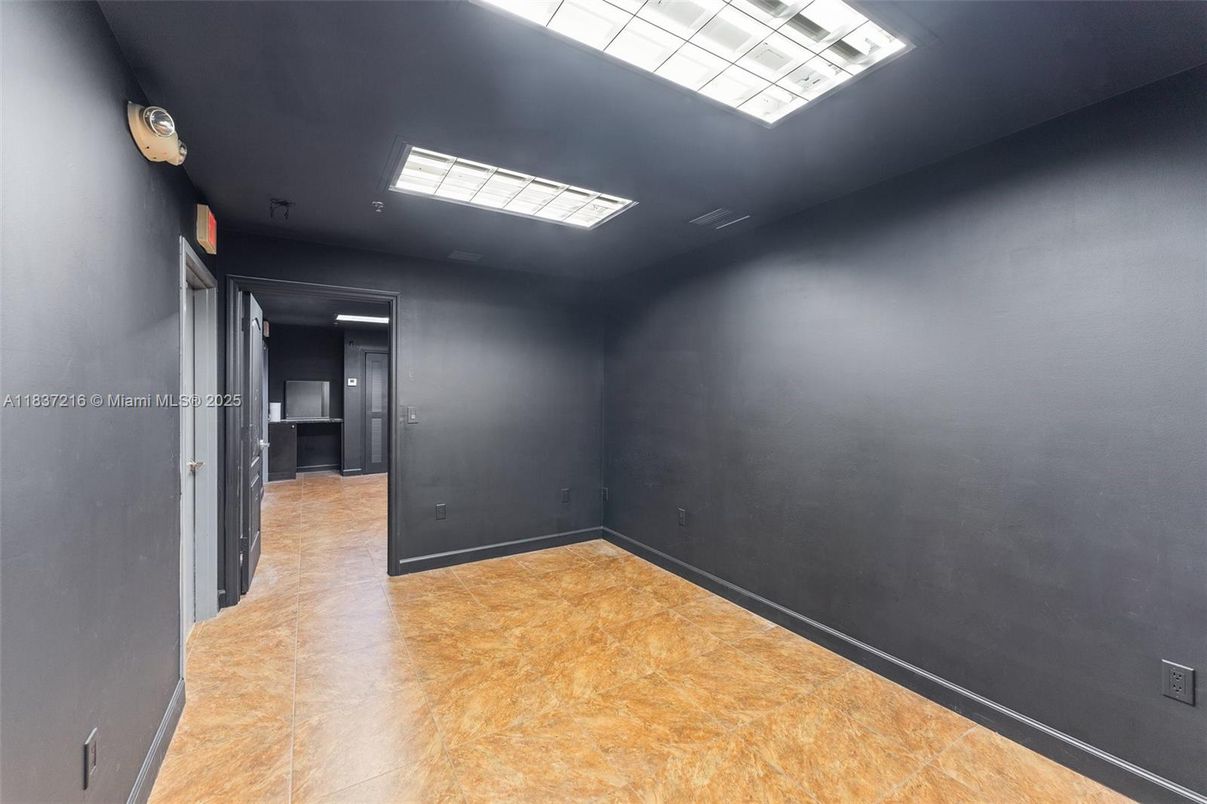 Empty room, Interior, Recessed Lighting