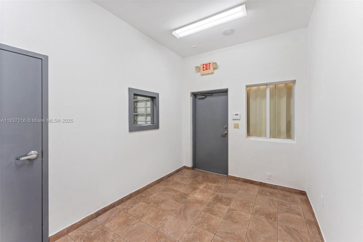 Empty room, Interior