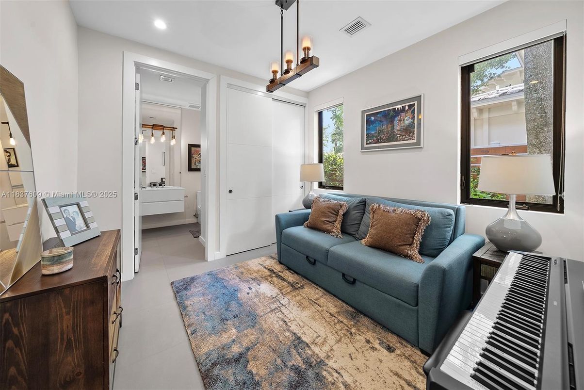 Interior, Living room, Pendant Lights, Piano, Recessed Lighting