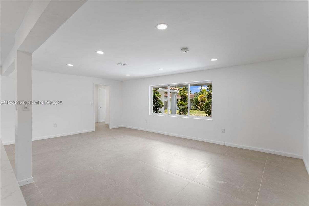 Empty room, Interior, Recessed Lighting