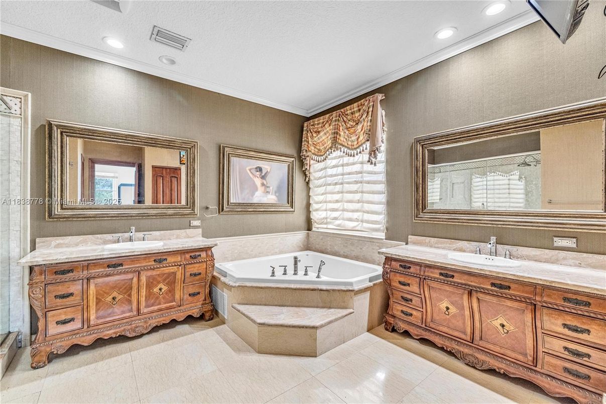 Bathroom, Dual Sink Vanities, Interior, Recessed Lighting