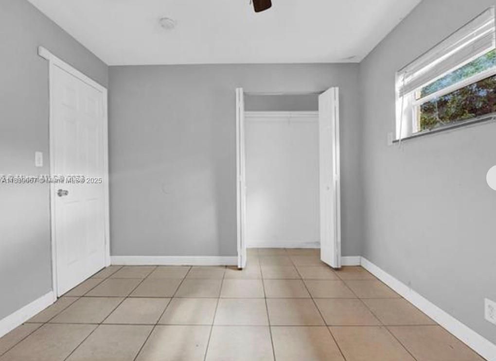 Empty room, Interior