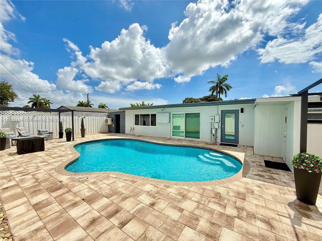 Exterior, Pool