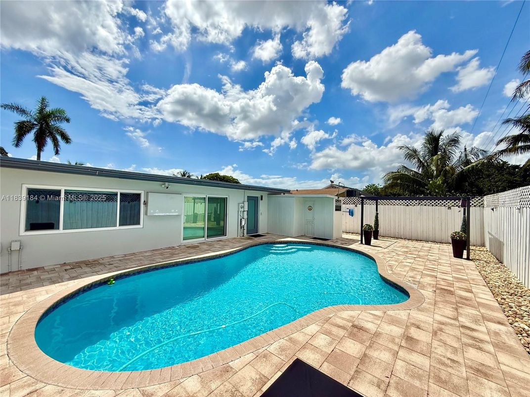 Exterior, Pool