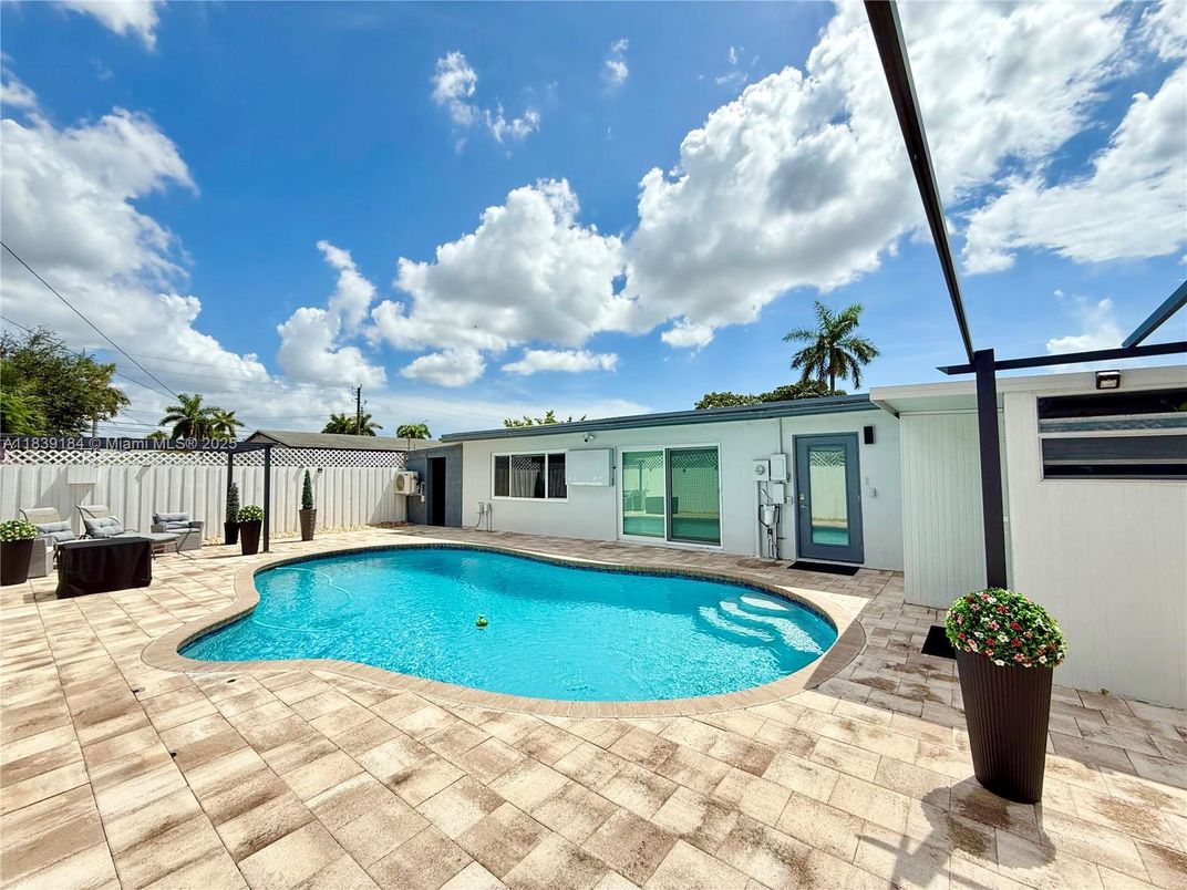 Exterior, Pool